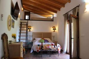 ein Schlafzimmer mit einem Bett und einem Hochbett in der Unterkunft Molino de La Médica Casa Rural de Lujo en Gredos in Candeleda