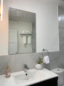Lovely 2-bedroom Apartment in Venetian Road tesisinde bir banyo