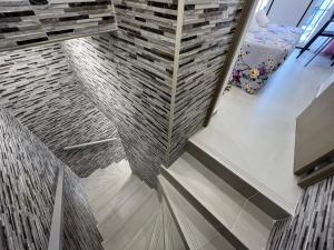 Cette chambre offre une vue sur un mur de briques. dans l'établissement Casa Girassol - Lagos, à Lagos