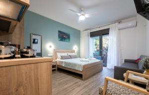 1 dormitorio con cama, sofá y ventana en Lagoon Isle en Keramotí