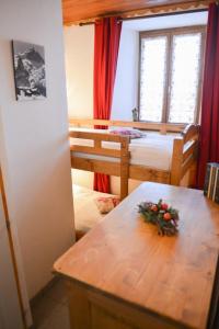 a room with two bunk beds and a table at Studio avec jardin clos et wifi a Valloire a 3 km des pistes in Valloire