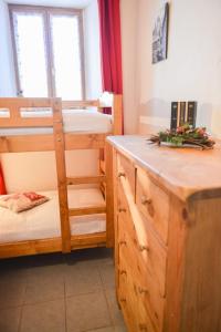 a room with two bunk beds and a wooden cabinet at Studio avec jardin clos et wifi a Valloire a 3 km des pistes in Valloire