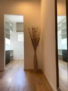 a vase of flowers in a room with a mirror at Villa Alivu belle piscine chauffée in Bonifacio