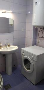 Ένα μπάνιο στο Lovely condo next to salt room, bus station