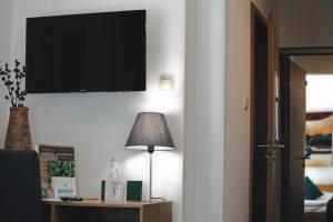 Televízia a/alebo spoločenská miestnosť v ubytovaní Hotel Na Skarpie - Charzykowy