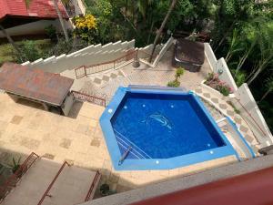 einen Blick über einen Pool im Hinterhof in der Unterkunft Room in House - Casa De Playa Alegria, Flamingo, in Playa Flamingo