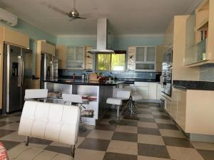 eine Küche mit einem karierten Boden in der Unterkunft Room in House - Casa De Playa Alegria, Flamingo, in Playa Flamingo