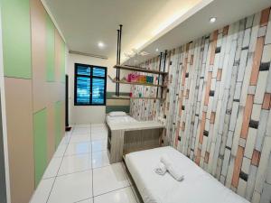 uma casa de banho com três lavatórios num quarto em Kulai Lagenda Putra Corner House 古来公主城民宿 near JPO em Kulai