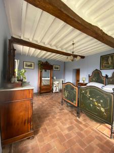 a bedroom with two beds and a dresser in a room at Canapali in Longoio