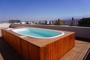 uma banheira de hidromassagem no telhado de um edifício em M&C Apart em Salta