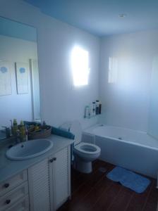 uma casa de banho com uma banheira, um WC e um lavatório. em Berna em Jerez de la Frontera