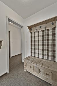 Chesa Arlas - St. Moritz في سان موريتز: غرفة معيشة مع أريكة وستارة منقوشة