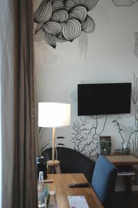 Televízia a/alebo spoločenská miestnosť v ubytovaní Hotel Na Skarpie - Charzykowy