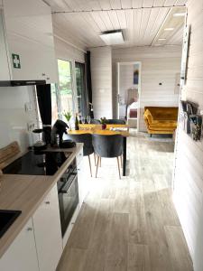 a kitchen with a table in the middle of a room at Exklusives Ferienhaus Rybak mit Boxspringbetten direkt am Steinhuder Meer in Wunstorf