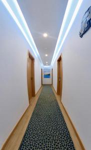 an empty corridor with a hallway corriditeratorythonythonythonythonythonythonythonython at Sea Garden Peniche in Peniche