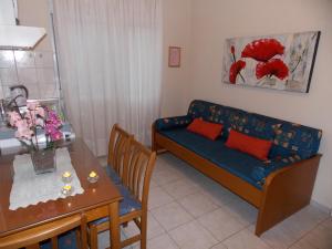 een woonkamer met een bank en een tafel bij Ioli Apartments in Limenas