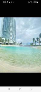 uma vista para uma praia com um grande edifício em Skycourt Suites at Azure North Pampanga Condominium em San Fernando