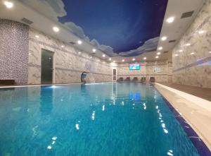 Brosko Hotel Arbat في موسكو: مسبح كبير في غرفة الفندق بسقف