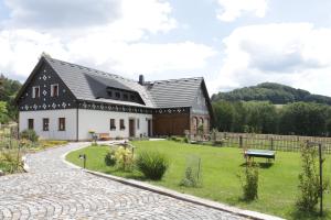 czarno-biały dom z trawnikiem w obiekcie Doubický Venkov w mieście Doubice