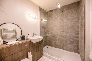 a bathroom with a sink and a tub and a mirror at Guildhall Street Apartment, Bury St Edmunds in Bury Saint Edmunds +8 photos