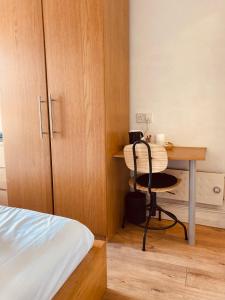 a bedroom with a desk and a chair next to a bed at 'Bloomfield' at stayBOOM in Lancaster