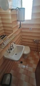bagno con lavandino e servizi igienici di Paradise a Agia Roumeli