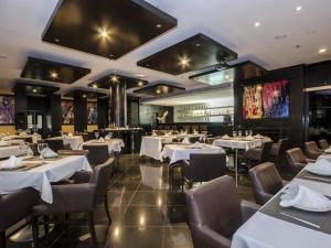 Un restaurante u otro lugar para comer en Millenium Hotel Flat