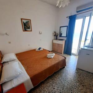 1 dormitorio con cama grande y ventana grande en Paradise, en Agia Roumeli