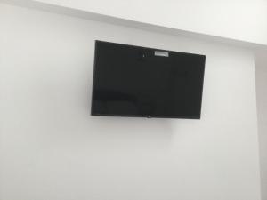 een flatscreen-tv aan een muur bij The Bay Studio 1 in Broadstairs
