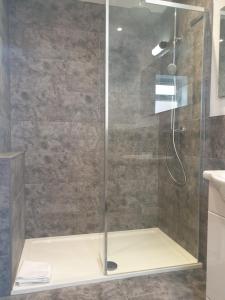 y baño con ducha y puerta de cristal. en The Bay Studio 1, en Broadstairs