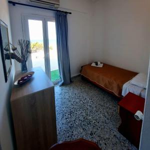 1 dormitorio con 1 cama, vestidor y ventana en Paradise, en Agia Roumeli