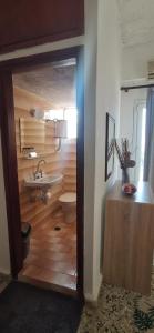 Habitación con baño con lavabo y aseo. en Paradise, en Agia Roumeli