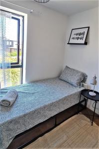 Bett in einem Zimmer mit Fenster in der Unterkunft Lovely 5 Sleeper Flat - Upper Clapton in London