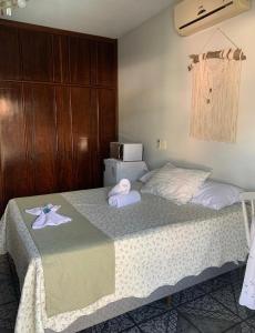 um quarto com uma cama com duas toalhas em Suíte Aconchego em Blumenau