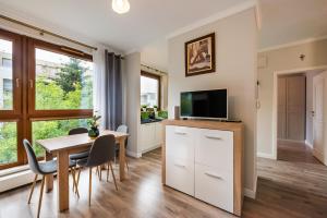 Televízia a/alebo spoločenská miestnosť v ubytovaní Prestige Verdant Apartment