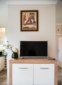Televízia a/alebo spoločenská miestnosť v ubytovaní Prestige Verdant Apartment