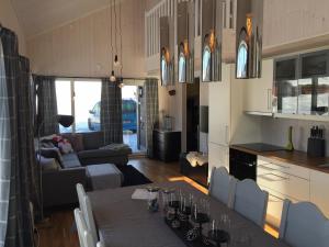 una cucina e un soggiorno con un tavolo e un divano di Family friendly cabin Hemsedal GolfAlpin golf, ski-out, fireplace & wifi a Hemsedal