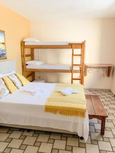 Uma ou mais camas em beliche em um quarto em Pousada do Luar Cabo Frio
