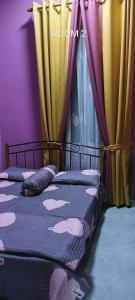 - 2 lits jumeaux dans une chambre avec rideaux dans l'établissement HOMESTAY PAK TEH, à Kota Bharu