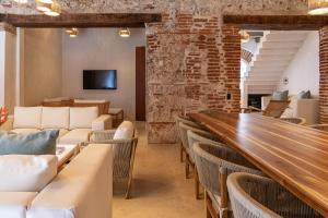Habitación grande con mesa larga y sillas en Voila Getsemani en Cartagena de Indias