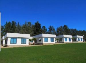 una fila de casas modulares en un campo de césped en Valle de leones en Cartagena