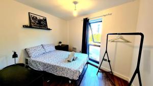 ein kleines Schlafzimmer mit einem Bett und einem Fenster in der Unterkunft Lovely 5 Sleeper Flat - Upper Clapton in London