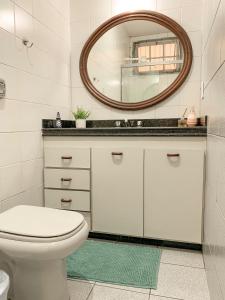 卡波布里奧的住宿－Pousada do Luar Cabo Frio，浴室设有白色的卫生间和镜子