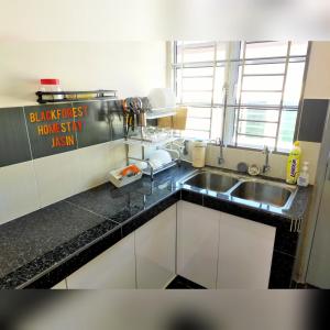 HOMESTAY JASIN BLACKFOREST tesisinde mutfak veya mini mutfak