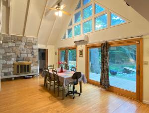 une salle à manger avec une table et une cheminée dans l'établissement Secluded Poconos Greekside Cabin - Mins to Camelback, à Tannersville