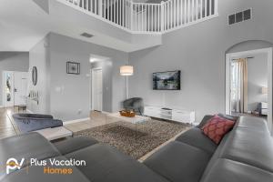 基西米8503-Villa with Pool-Game Room-WiFi by Disney的带沙发和桌子的客厅