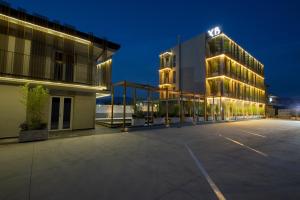 诺拉Hotel XBusiness的建筑物前的空停车场