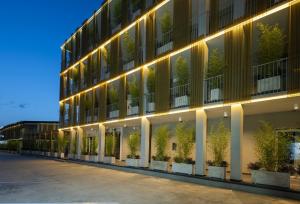 诺拉Hotel XBusiness的建筑外景,灯火在上面