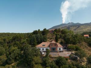 dom na wzgórzu z stosem dymu w obiekcie Hotel Villa Dorata w mieście Nicolosi