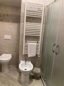 mała łazienka z toaletą i prysznicem w obiekcie A CASA DI ROSY w mieście Campobasso